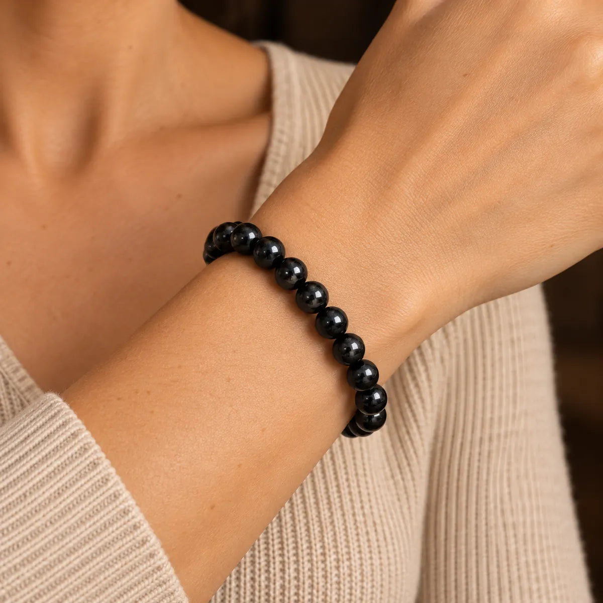 Bracciale Galaxy 8 mm in shungite, indossato