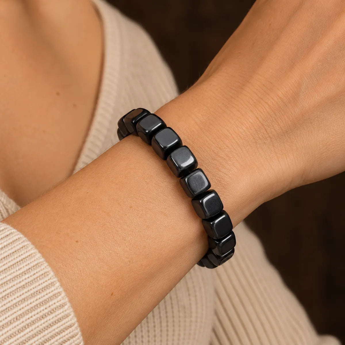 Bracciale Leader con perle cubiche 10 mm in shungite, indossato