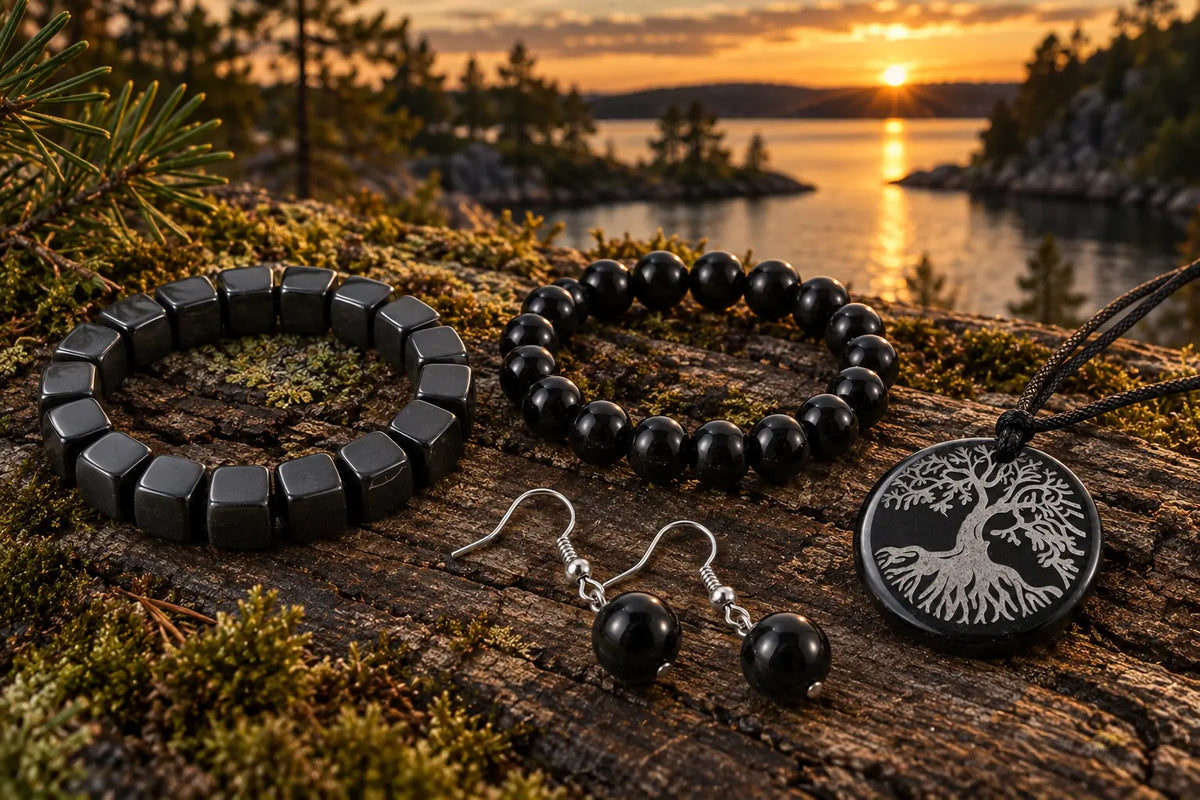 Bracciali, un pendente e un paio di orecchini in shungite su una roccia col muschio