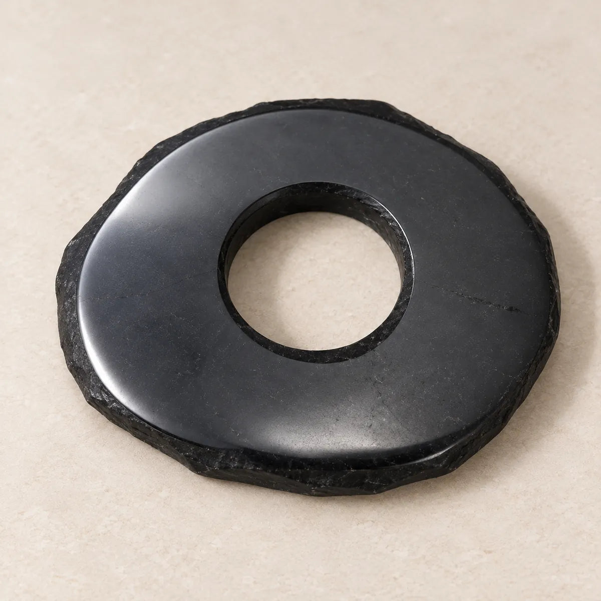 Supporto per sfera in shungite, su fondo chiaro
