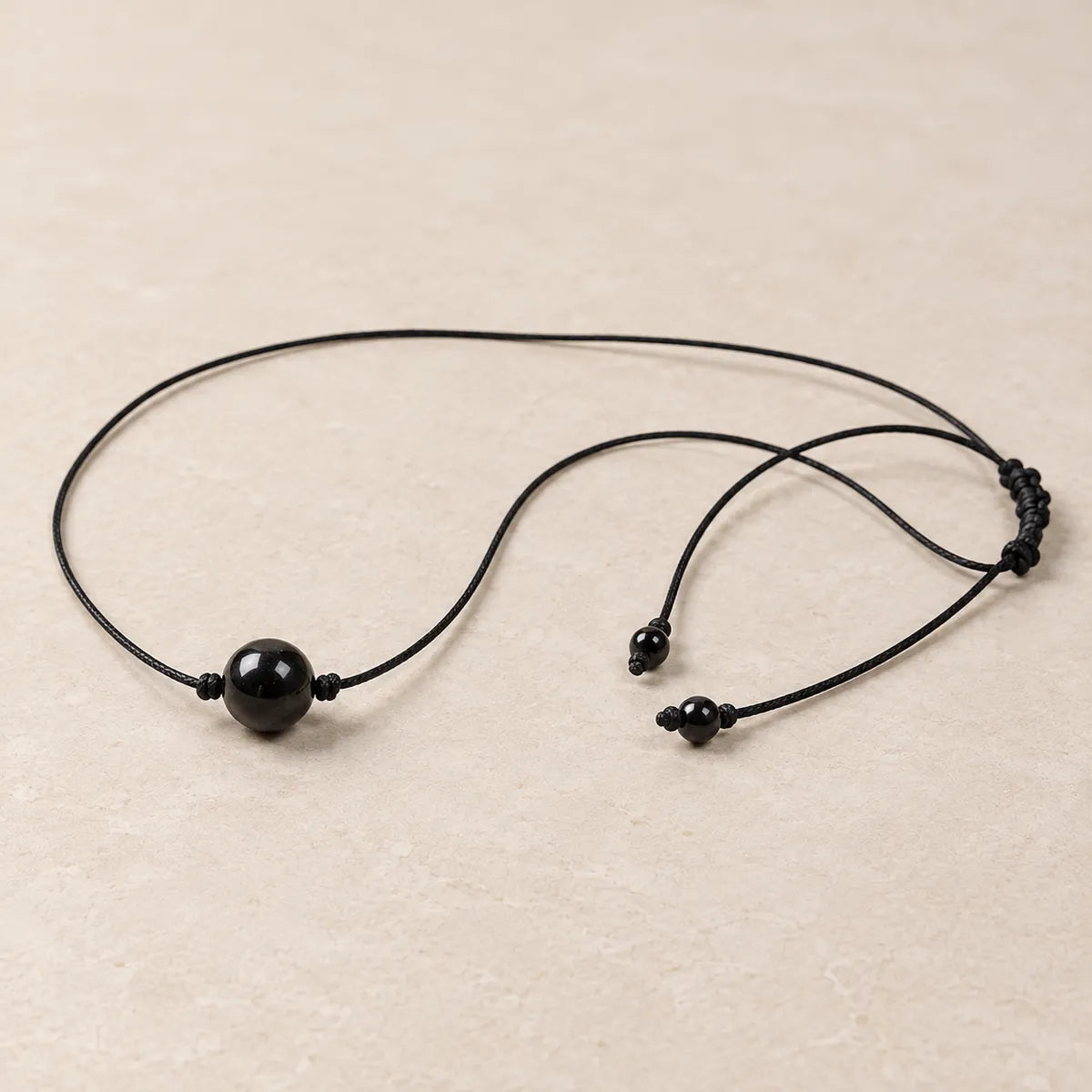 Pendente Costellazione in shungite, su fondo chiaro