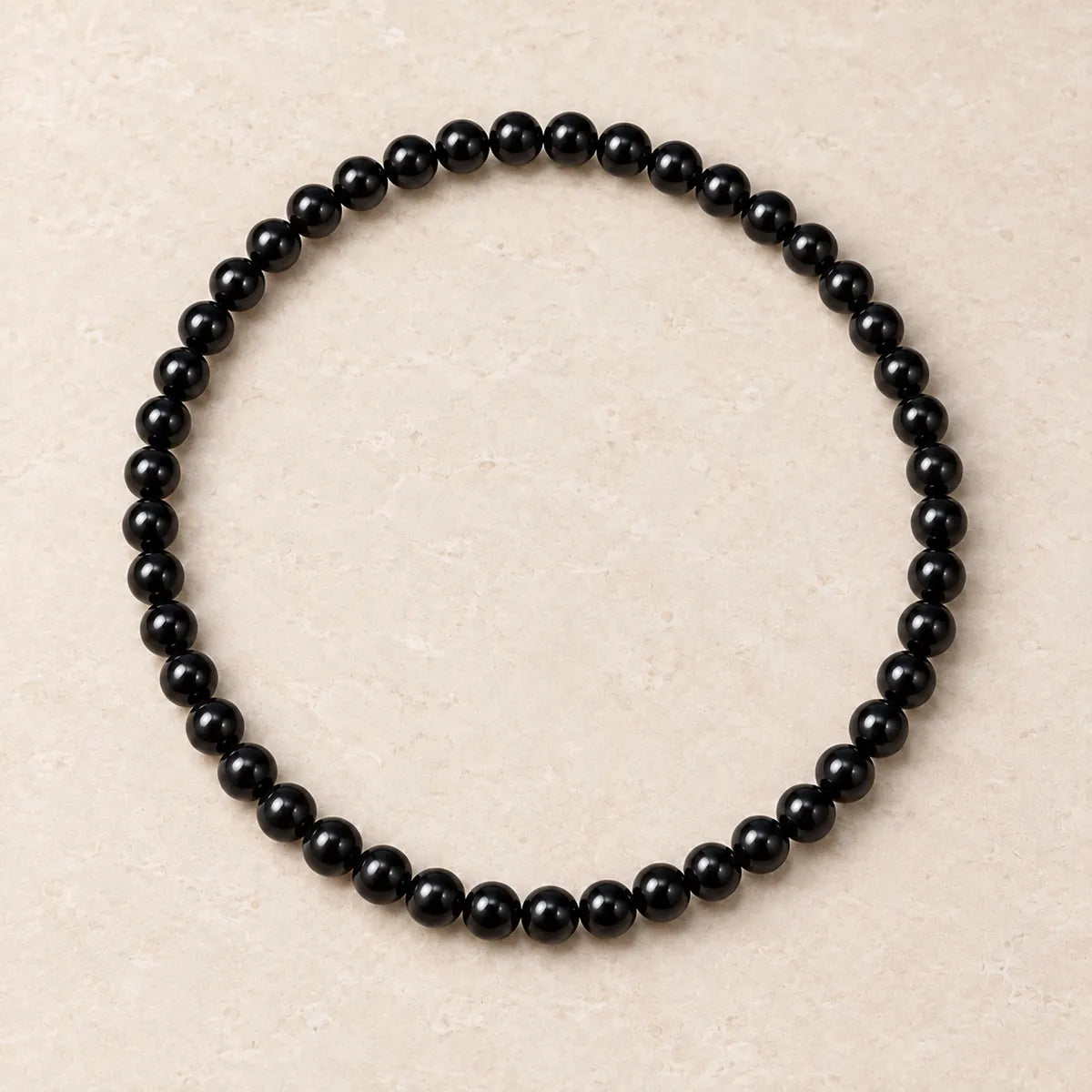 Collana Black Pearl 10 mm – 45 pezzi in shungite, su fondo chiaro