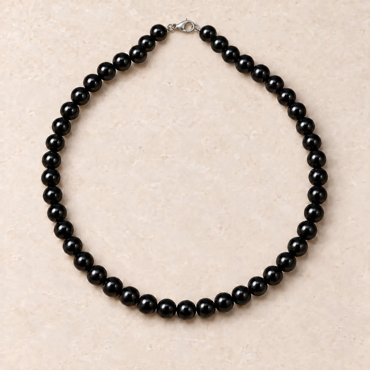 Collana Black Pearl 10 mm – 45 pezzi in shungite, su fondo chiaro