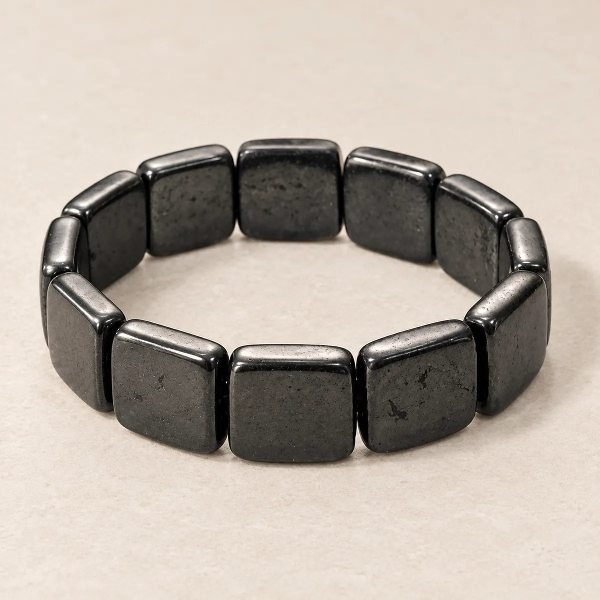 Bracciale Egoist in shungite, su fondo chiaro