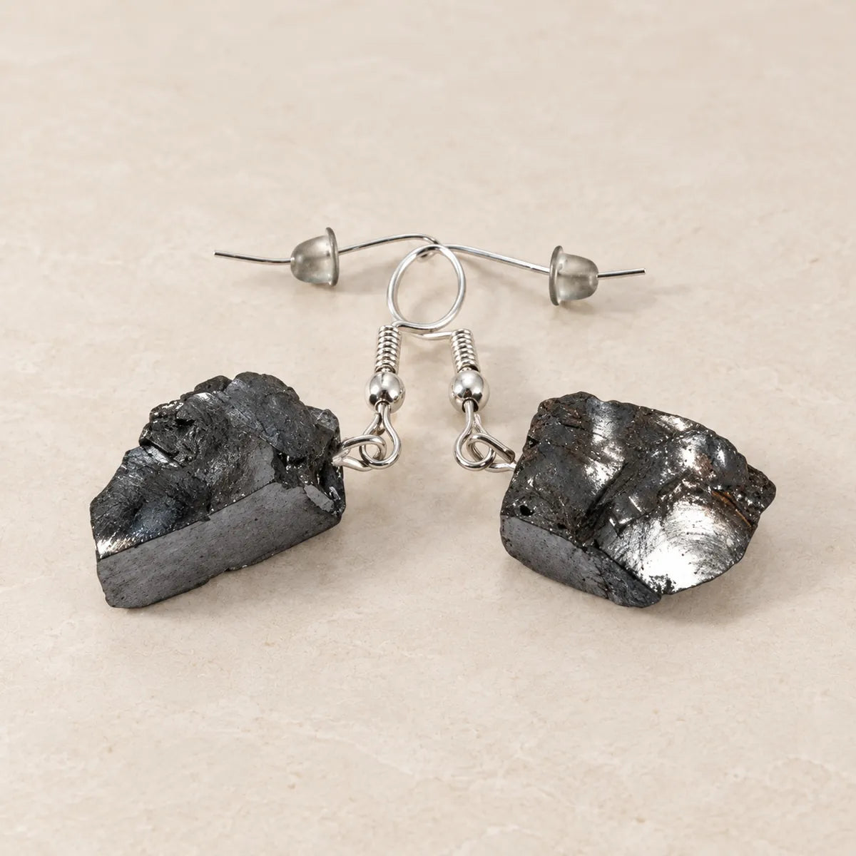 Orecchini Elite in shungite, su fondo chiaro