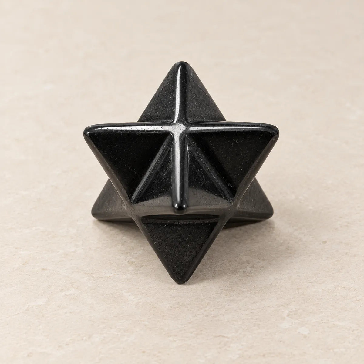 Merkaba in shungite, su fondo chiaro