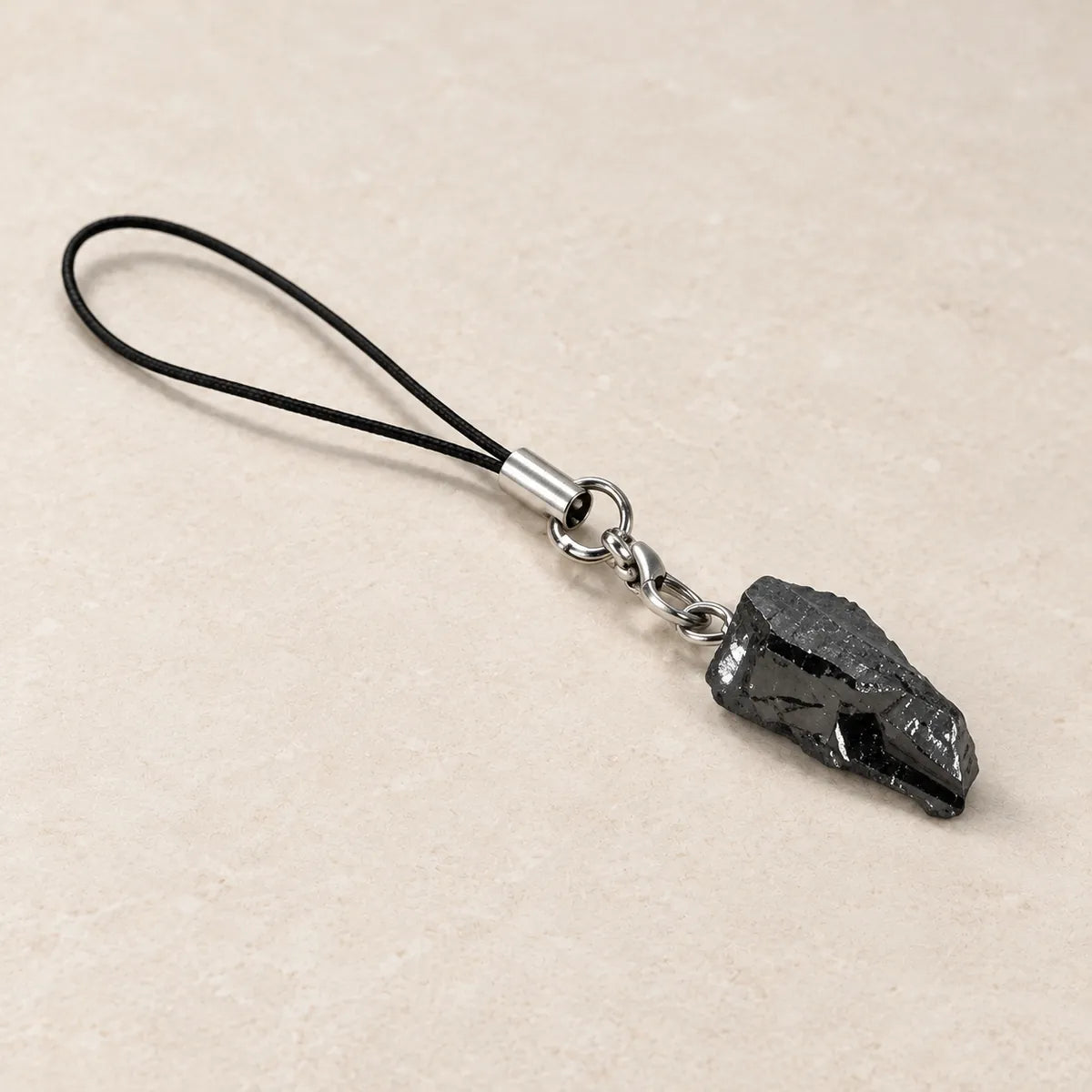 Portachiavi con cristallo Elite 98% in shungite, su fondo chiaro
