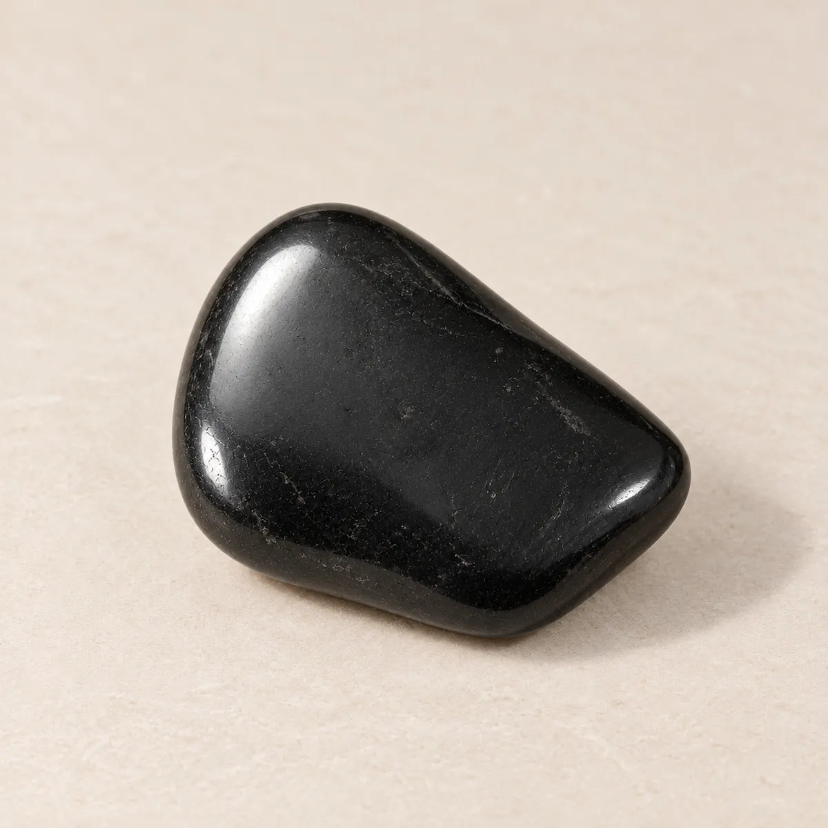 Pietre burattate lucidate 2-4 cm in shungite, su fondo chiaro