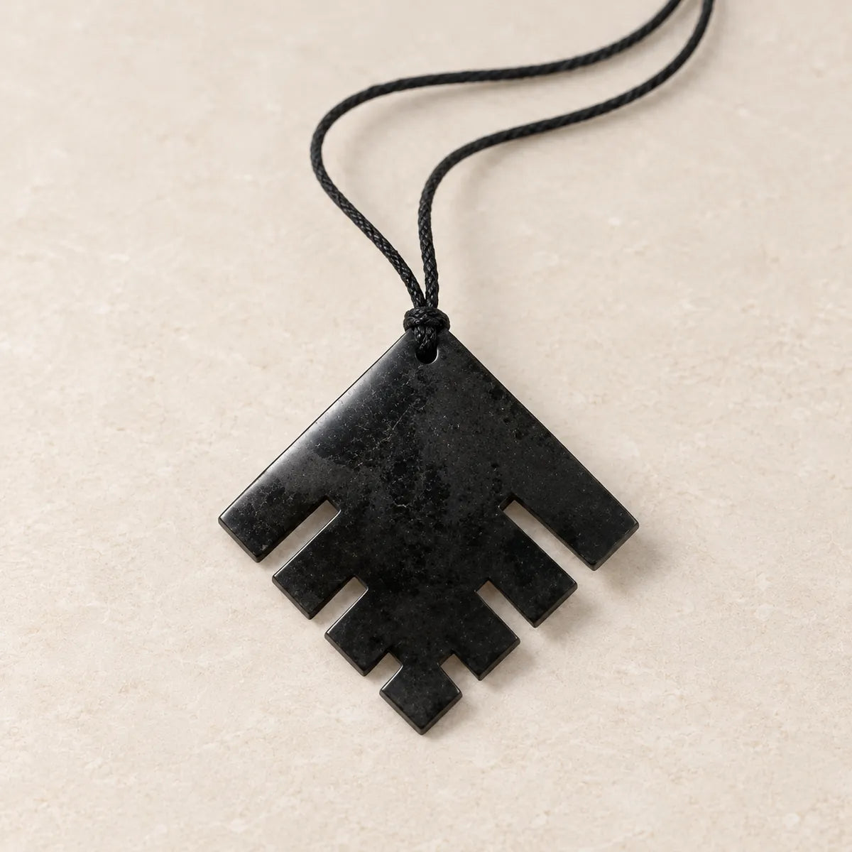Pendente ornamento 4,5 cm in shungite, su fondo chiaro