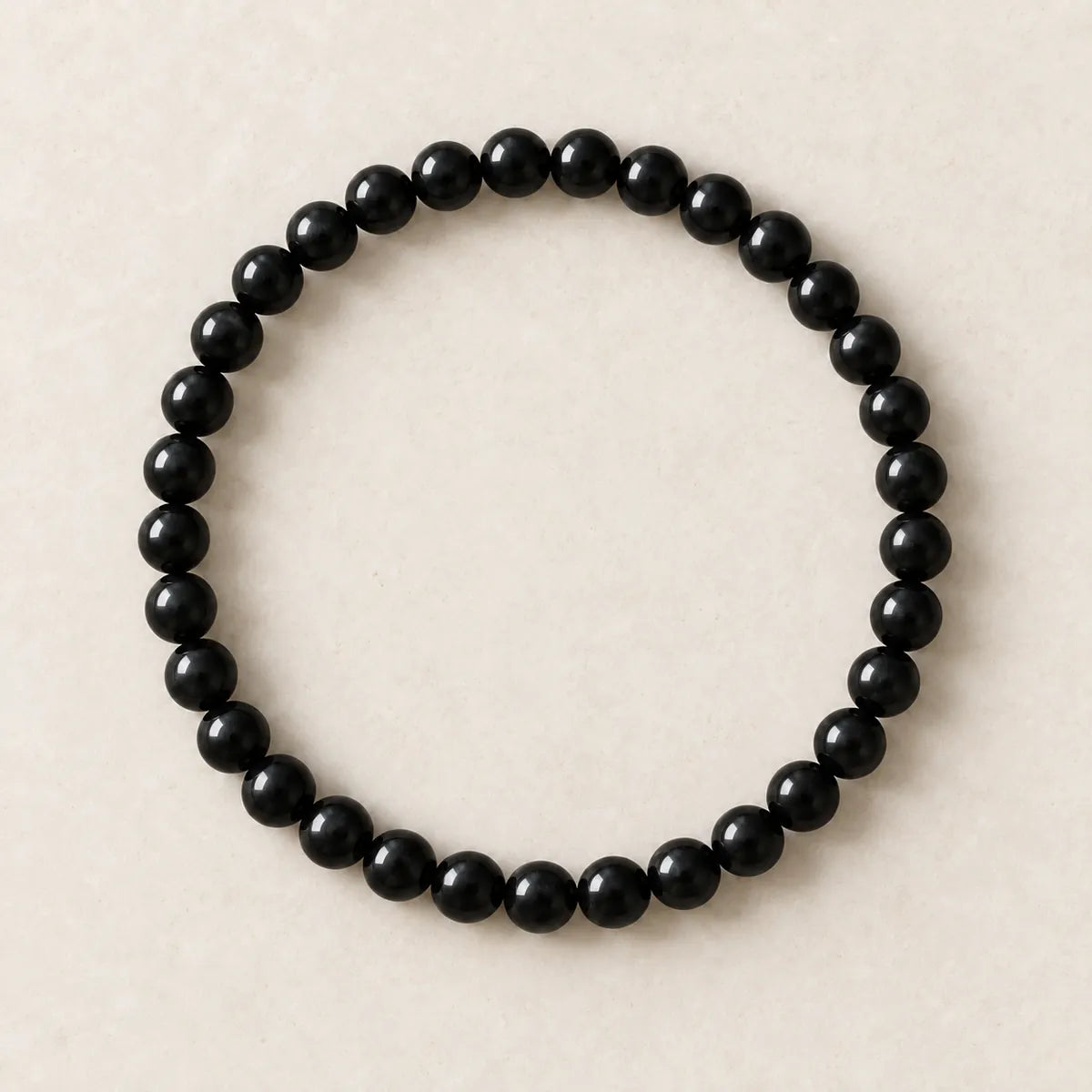 Bracciale Dewdrops 6 mm – 33 pezzi in shungite, su fondo chiaro