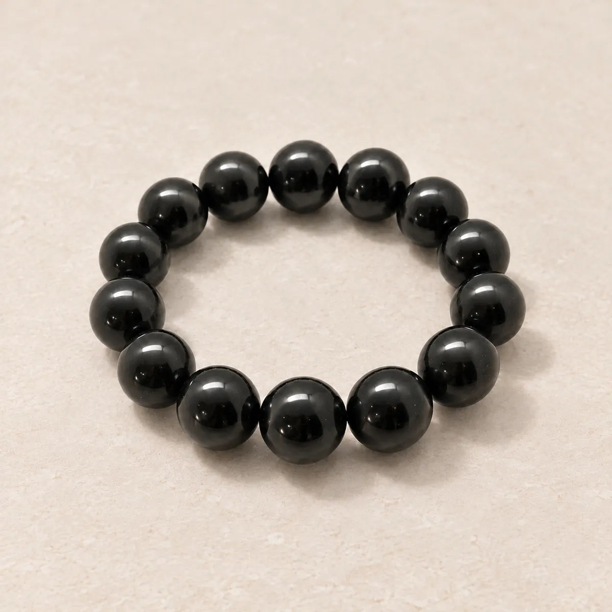 Bracciale Amazon 14 mm – 14 pezzi in shungite, su fondo chiaro