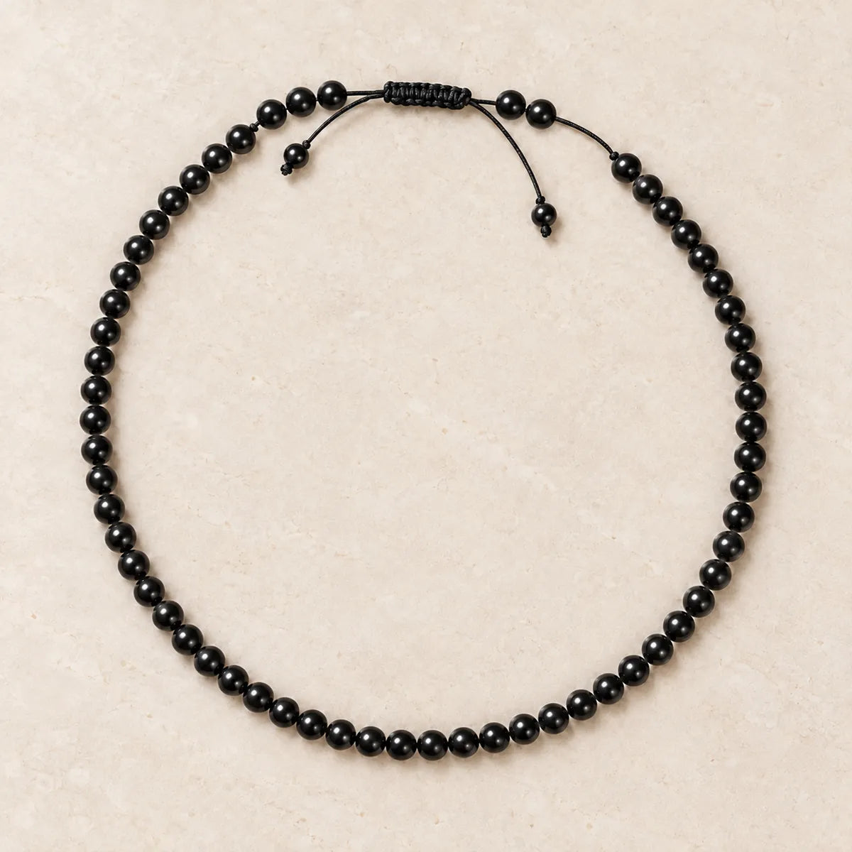 Collana Galaxy 8 mm – 60 pezzi in shungite, su fondo chiaro