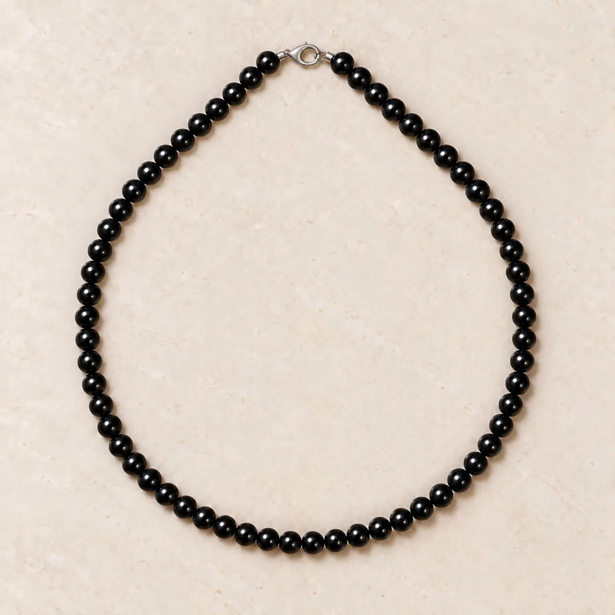 Collana Galaxy 8 mm – 60 pezzi in shungite, su fondo chiaro