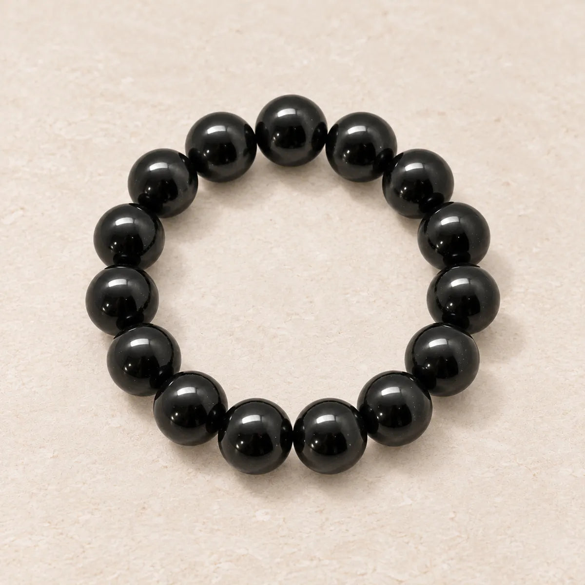 Bracciale Night 12 mm in shungite, su fondo chiaro