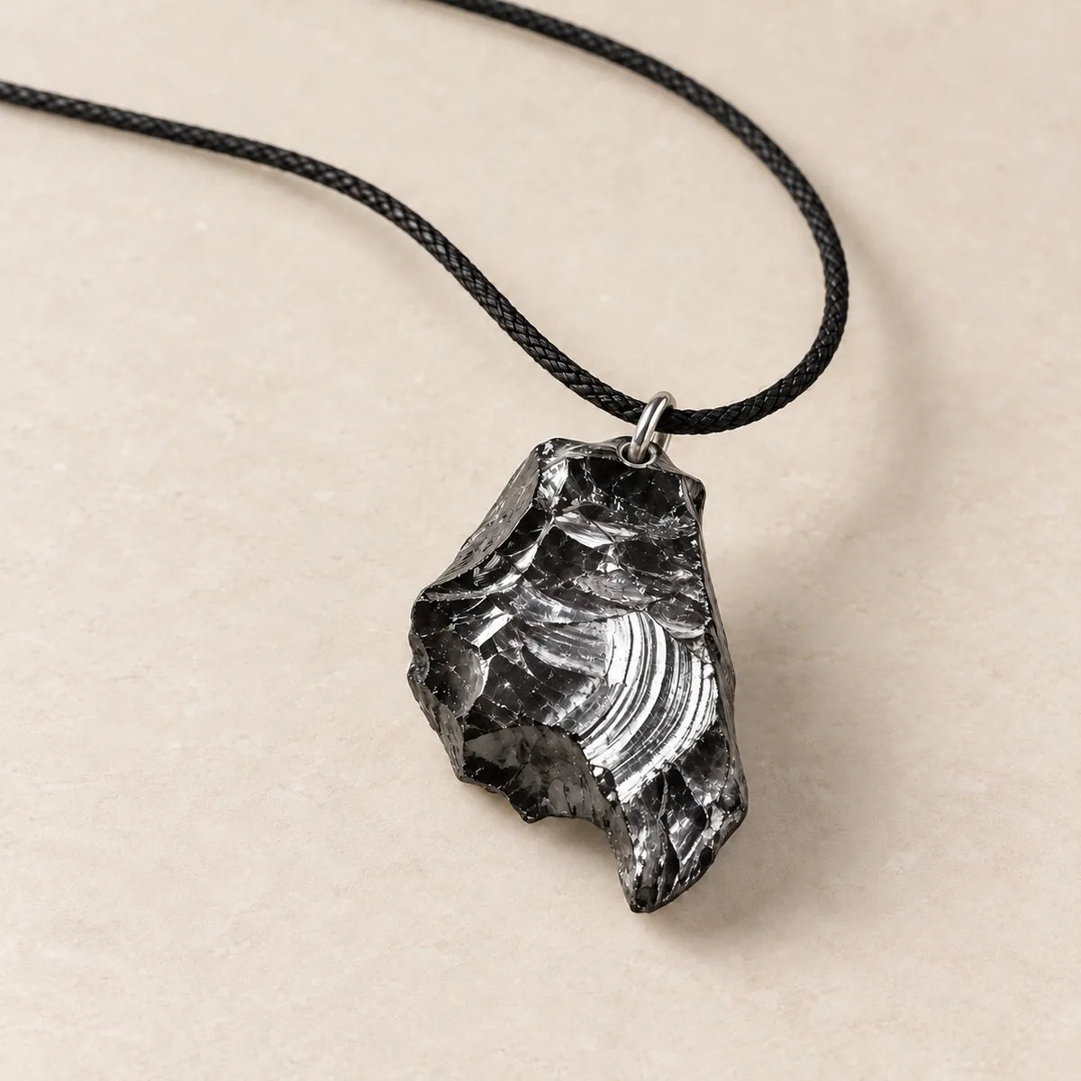 Pendente Cristallo in shungite, su fondo chiaro