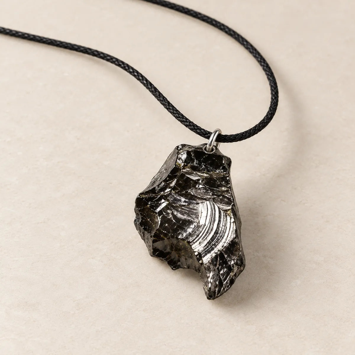 Pendente Cristallo in shungite, su fondo chiaro