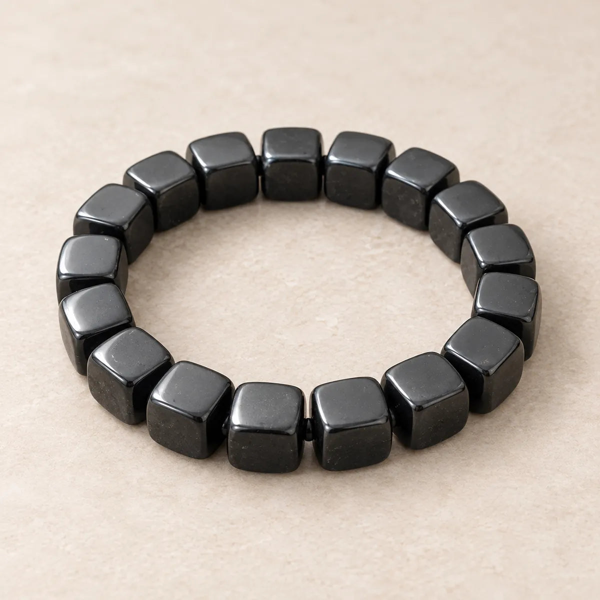 Bracciale Leader con perle cubiche 10 mm in shungite, su fondo chiaro