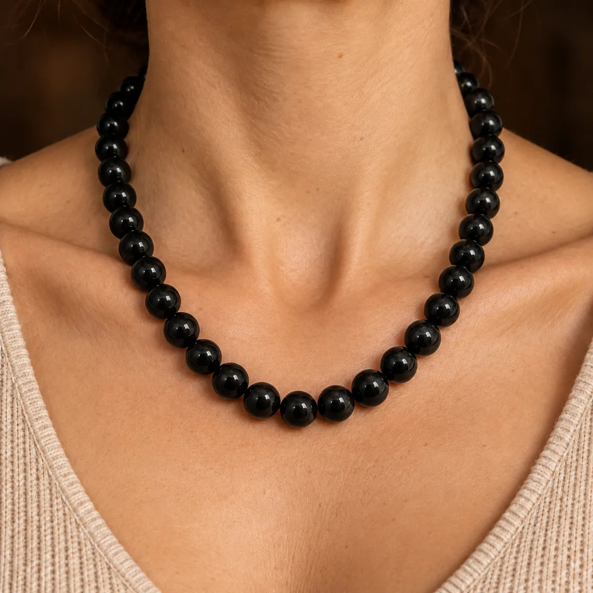 Collana Night 12 mm – 42 pezzi in shungite, indossata