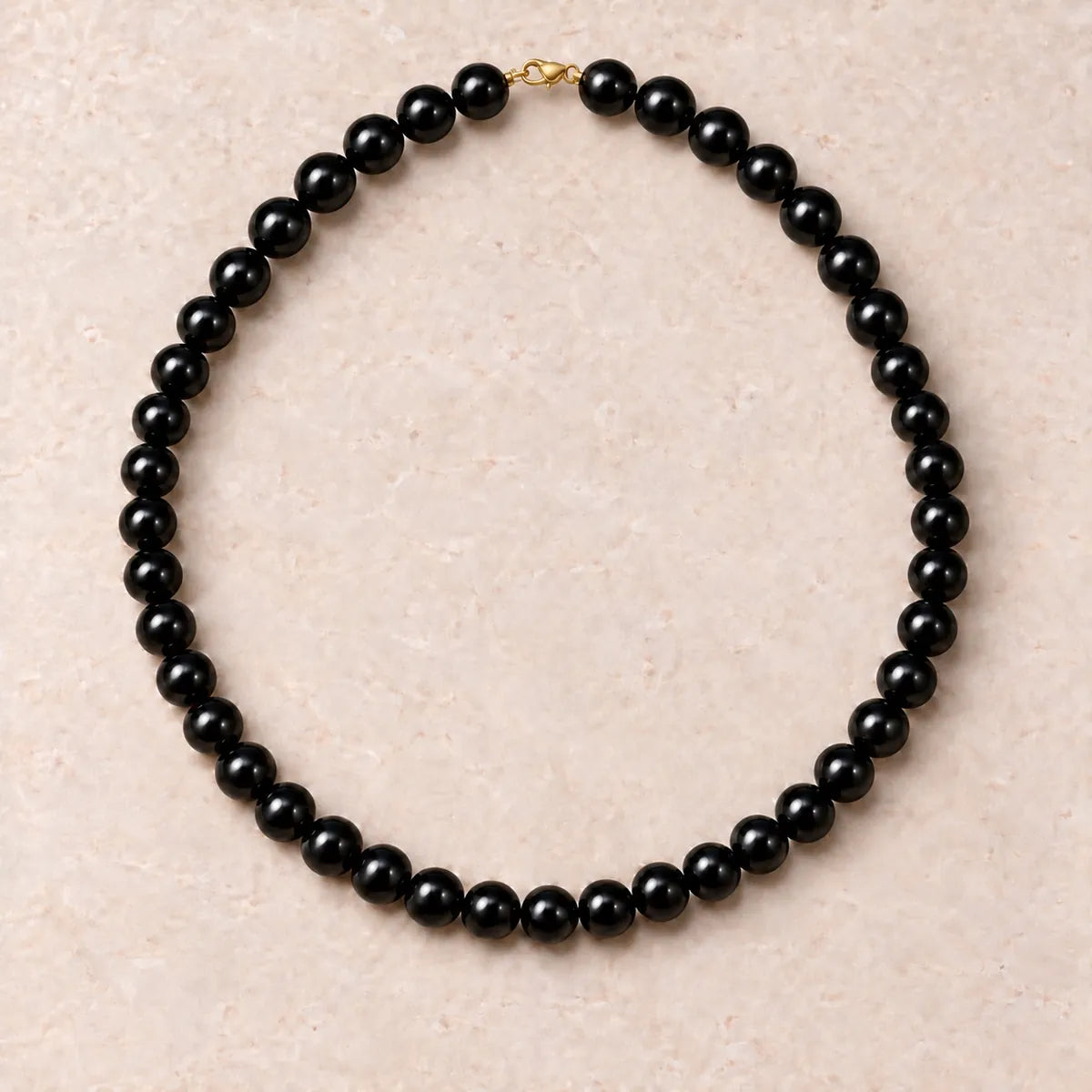Collana Night 12 mm – 42 pezzi in shungite, su fondo chiaro