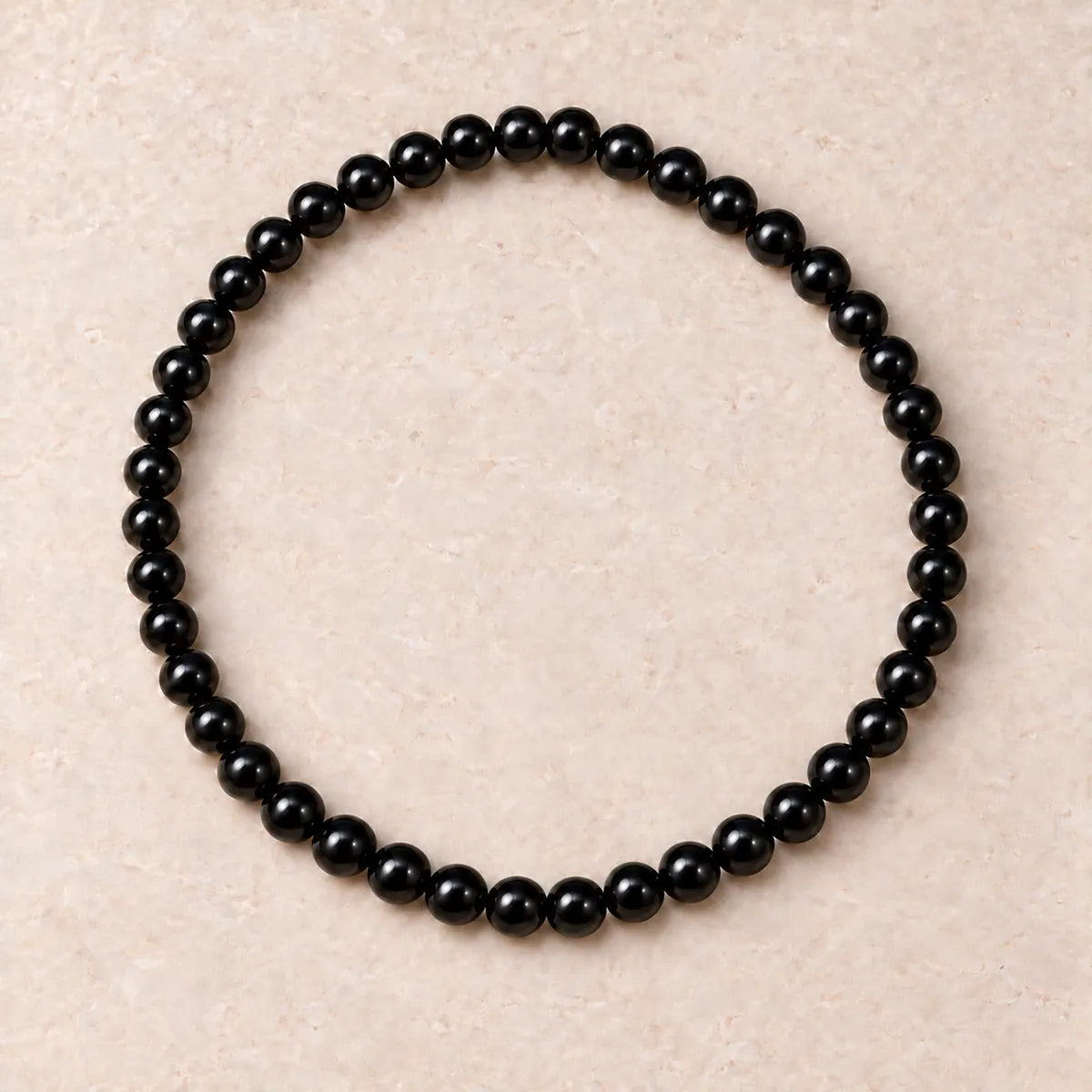Collana Night 12 mm – 42 pezzi in shungite, su fondo chiaro