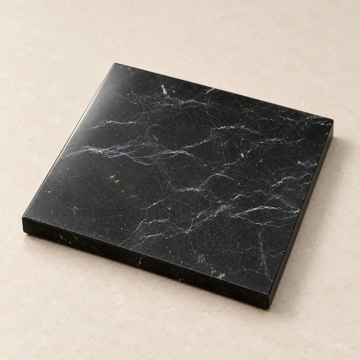 Piastrella lucidata 10×10×1 cm in shungite, liscia, su fondo chiaro