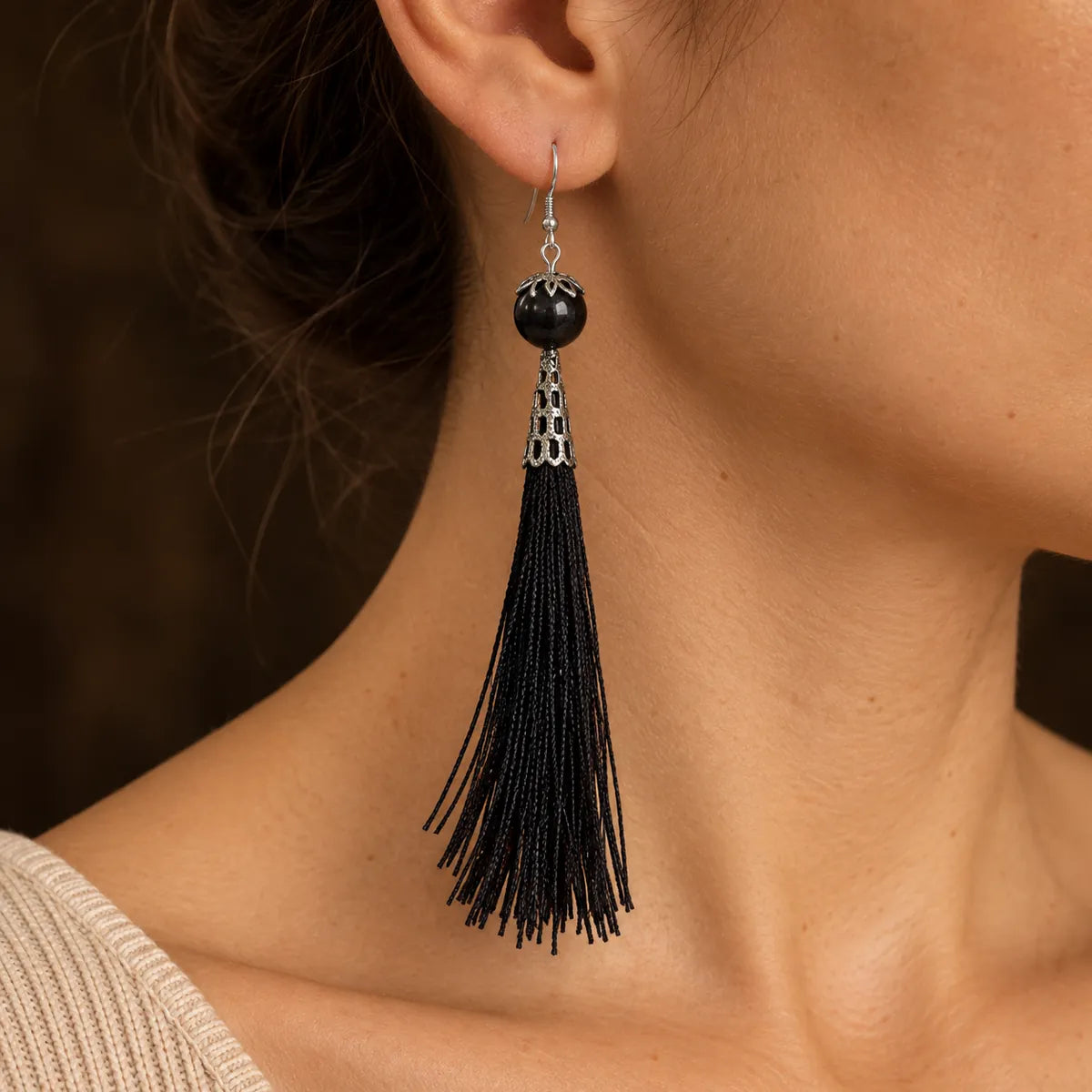 Orecchini Cleo in shungite, indossati