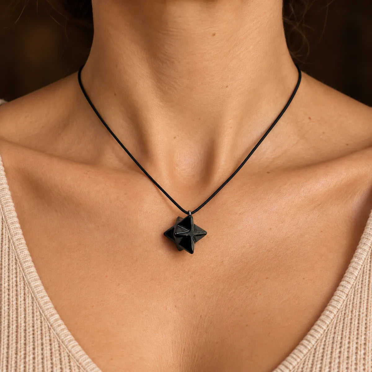 Pendente Merkaba 2 cm in shungite, indossato