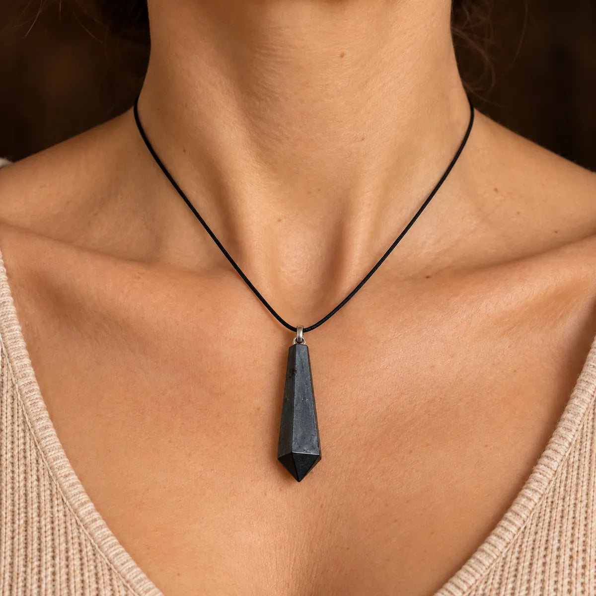 Pendente pendolo in shungite, indossato