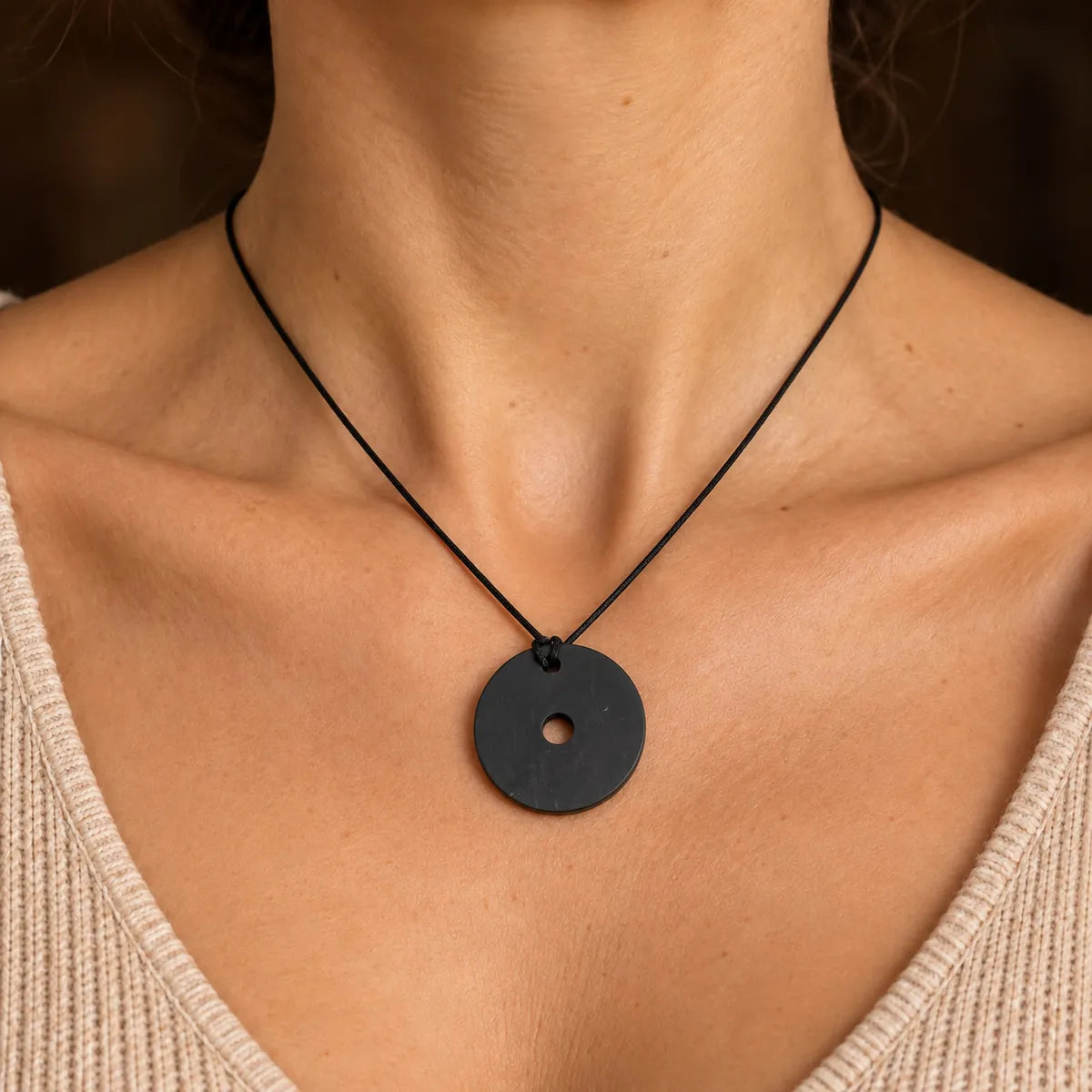 Pendente con foro in shungite, indossato