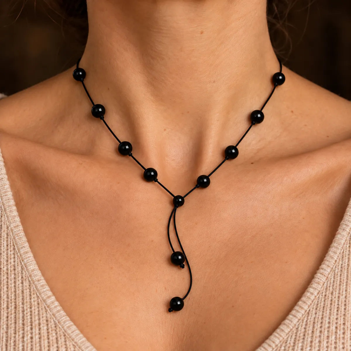 Collana Dot con chiusura orientale 8 mm in shungite, indossata