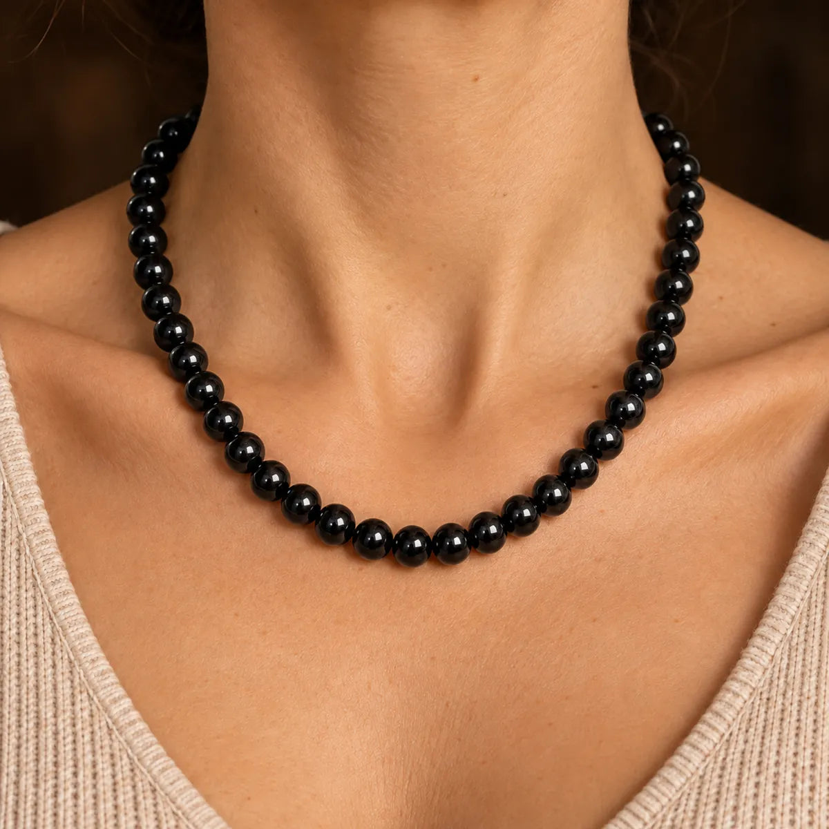 Collana Black Pearl 10 mm – 45 pezzi in shungite, indossata