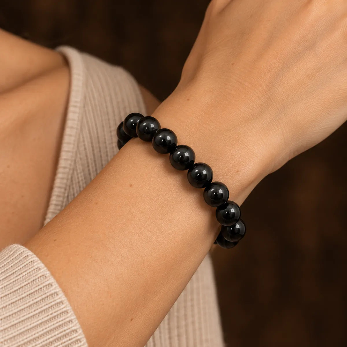 Bracciale Night 12 mm in shungite, indossato