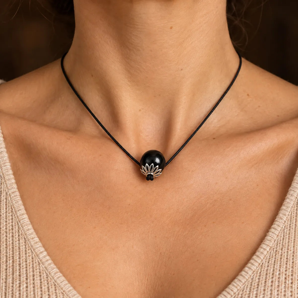 Pendente perlina careliana lucidata 20 mm in shungite, indossato