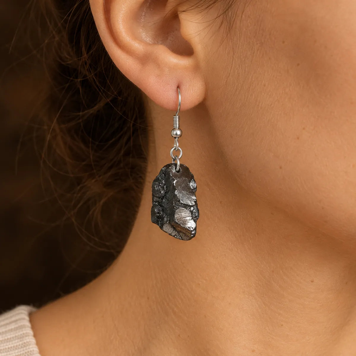 Orecchini Elite in shungite, indossati