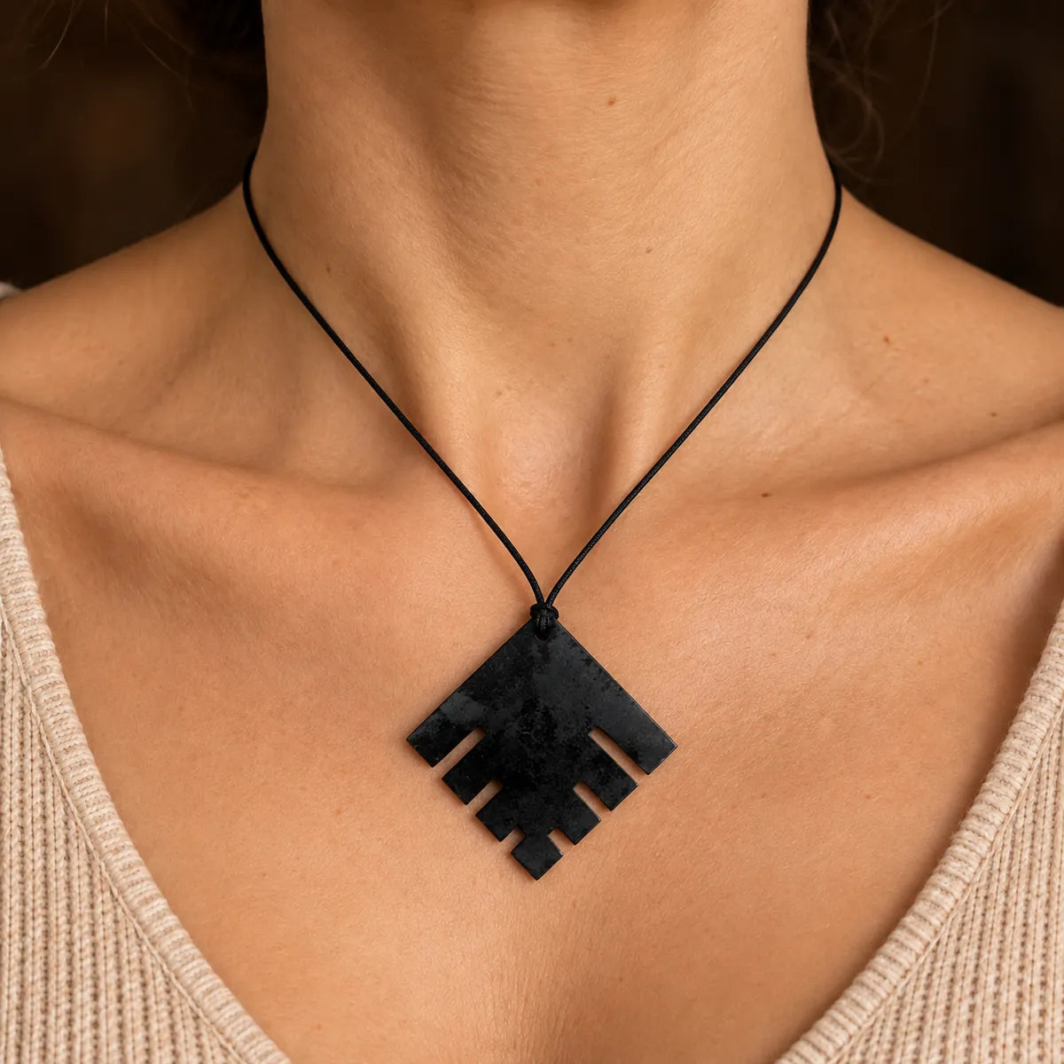Pendente ornamento 4,5 cm in shungite, indossato