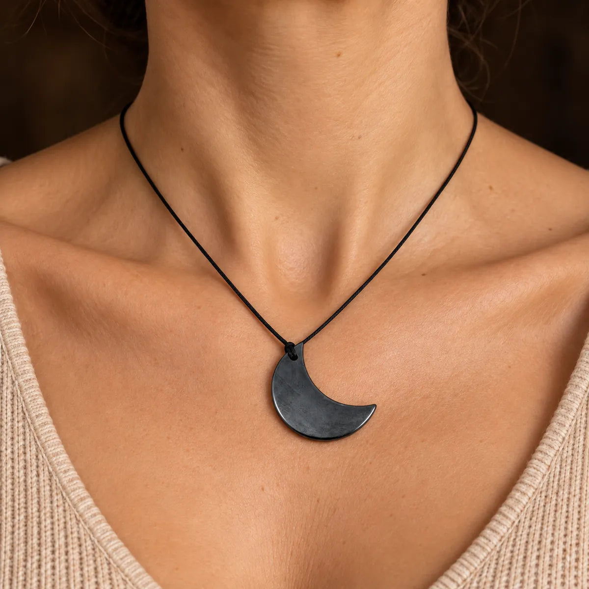 Pendente mezzaluna in shungite, indossato