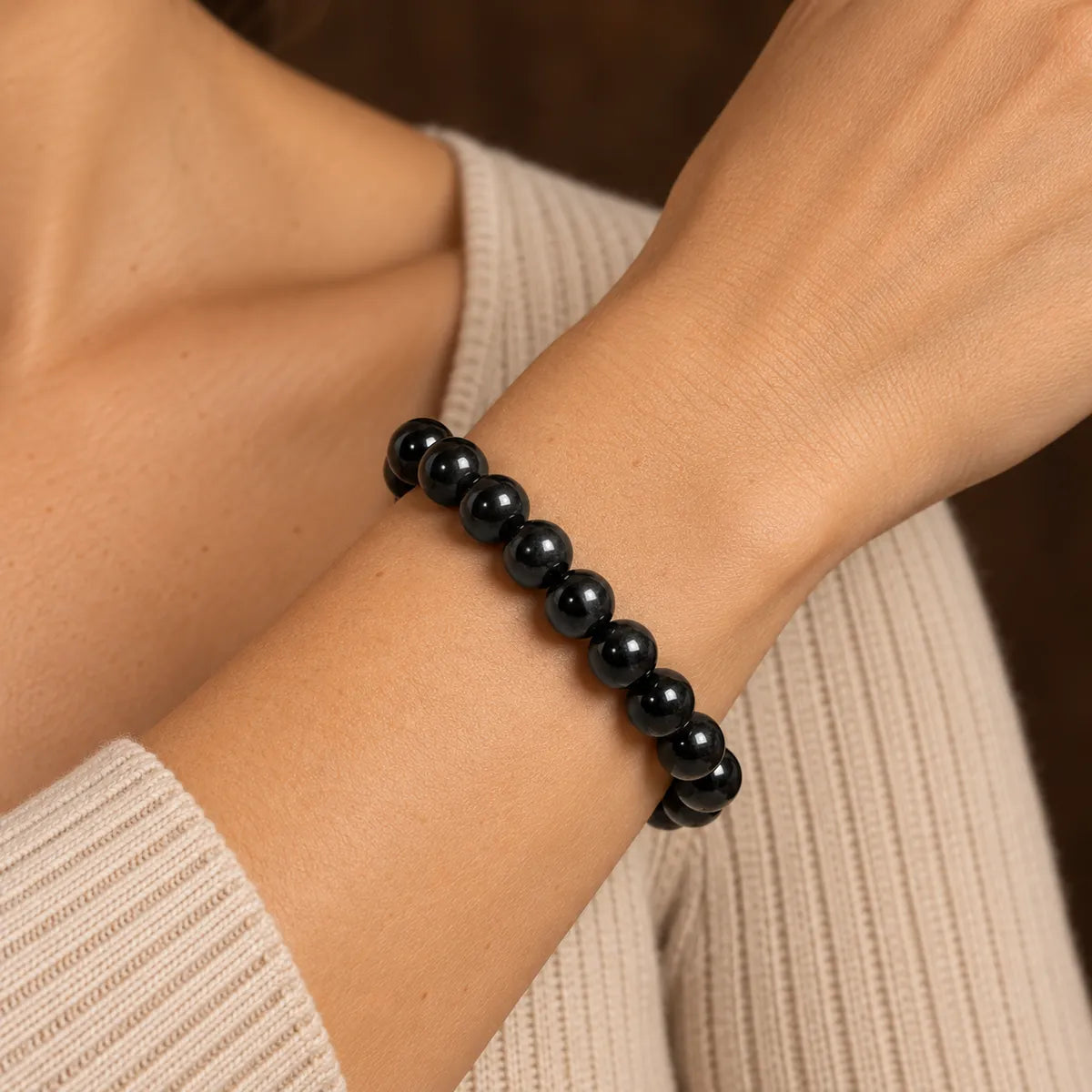 Bracciale Black Pearl 10 mm in shungite, indossato