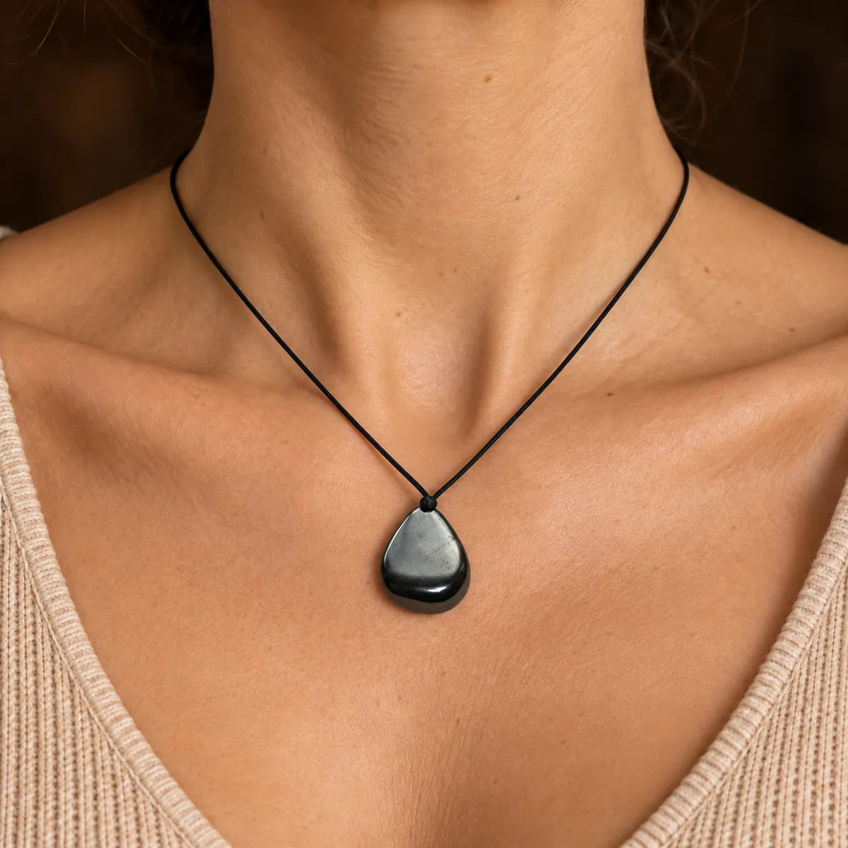 Pendente burattato in shungite, indossato