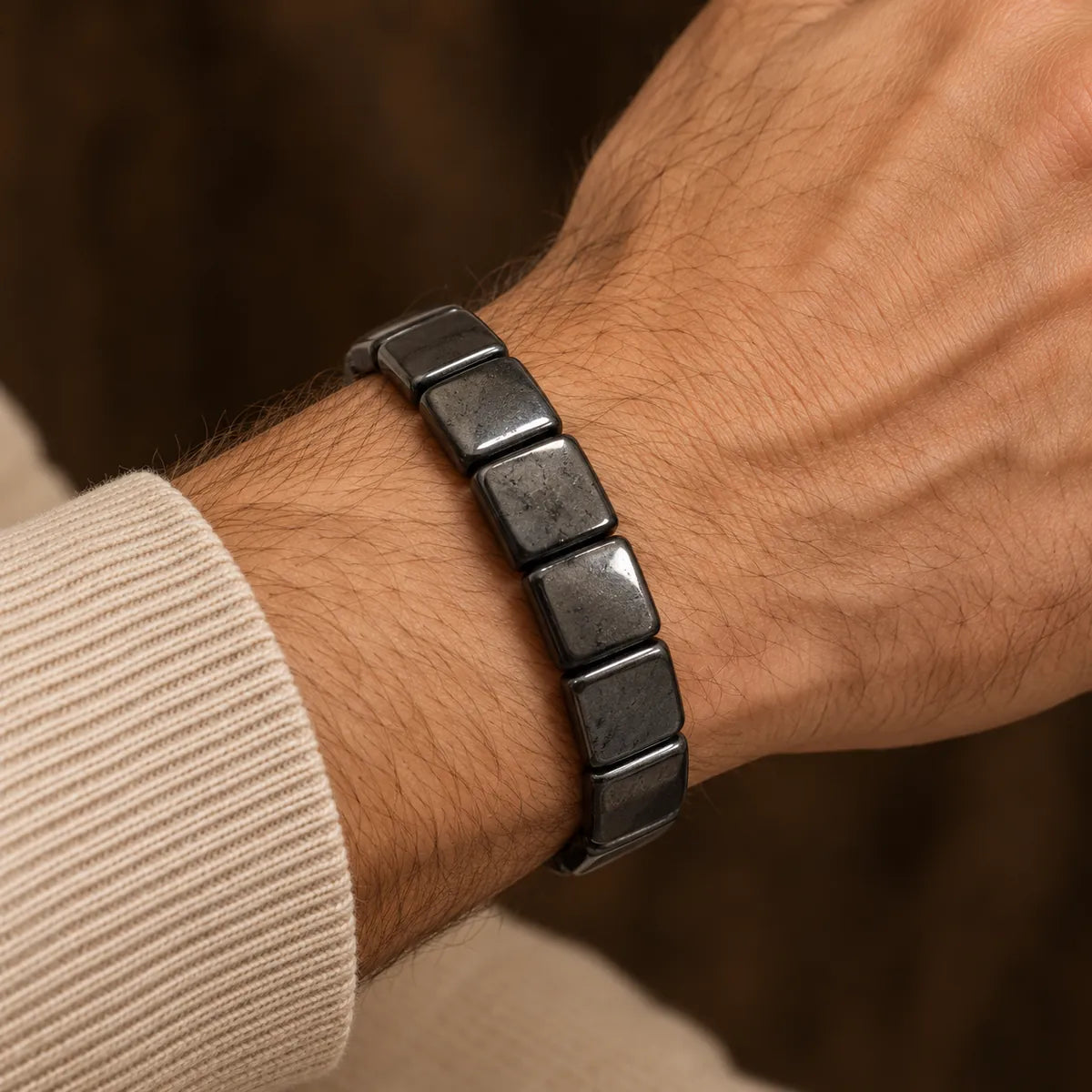 Bracciale Egoist in shungite, indossato