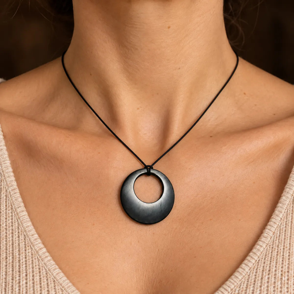Pendente cerchio nel cerchio in shungite, indossato