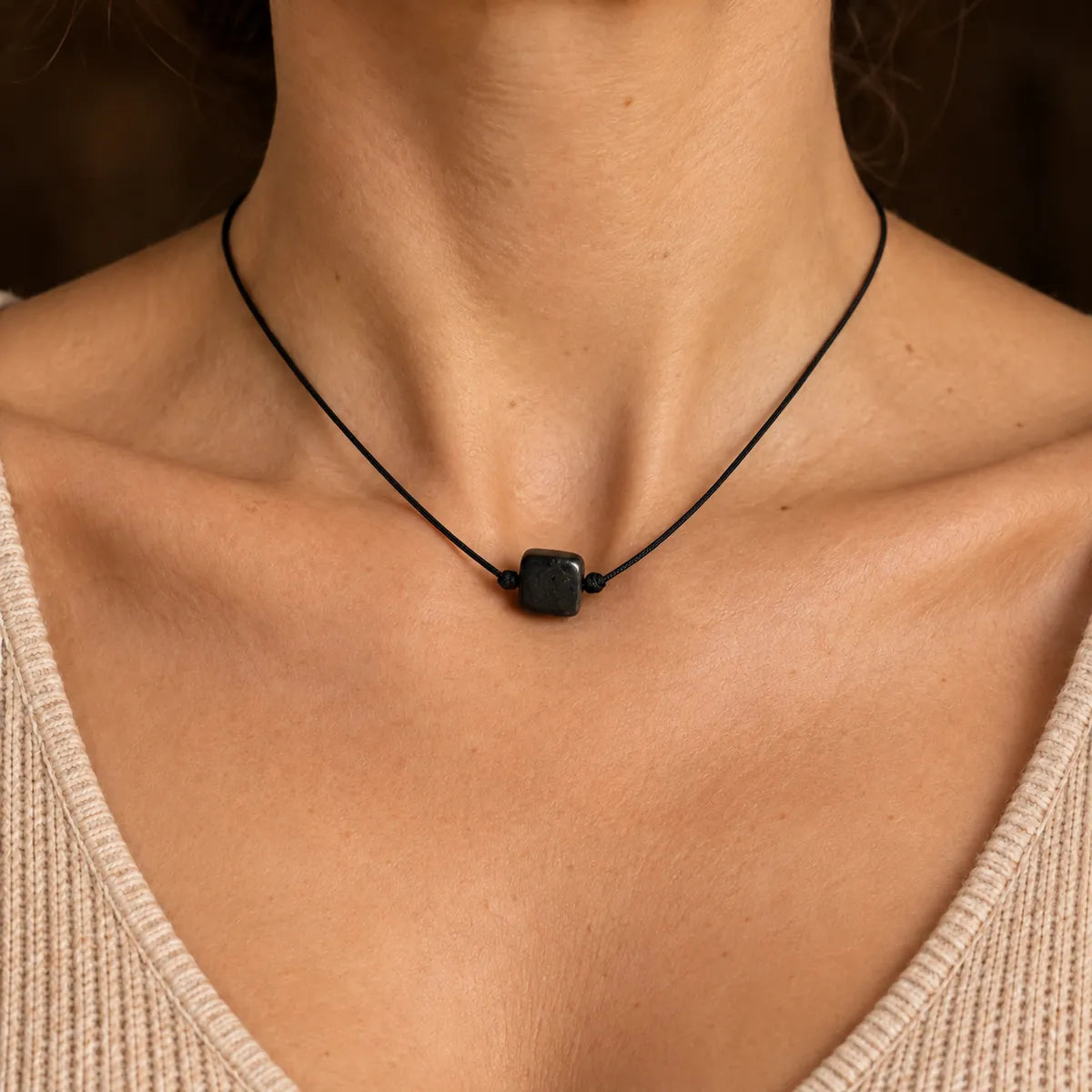 Pendente cubo in shungite, indossato