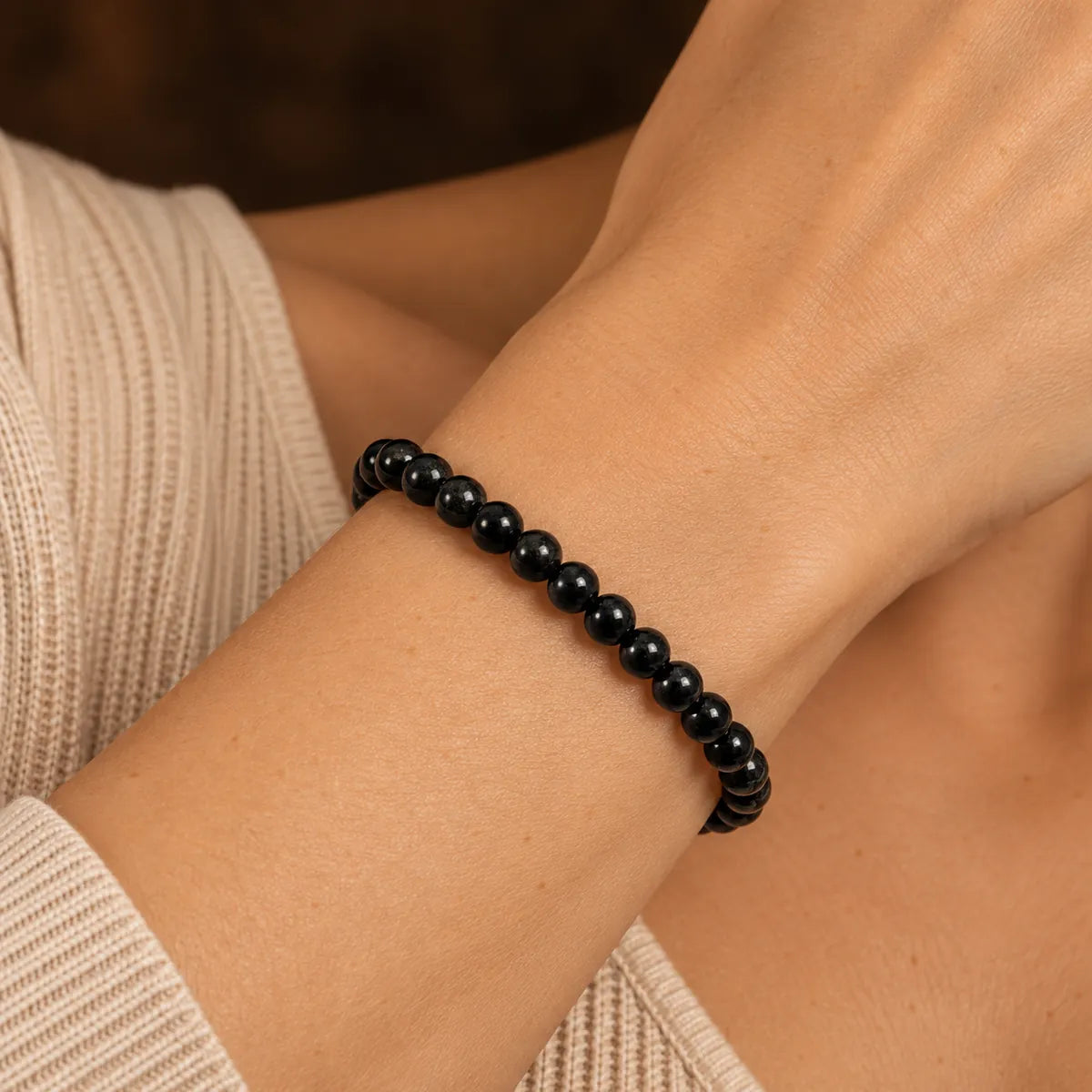 Bracciale Dewdrops 6 mm – 33 pezzi in shungite, indossato