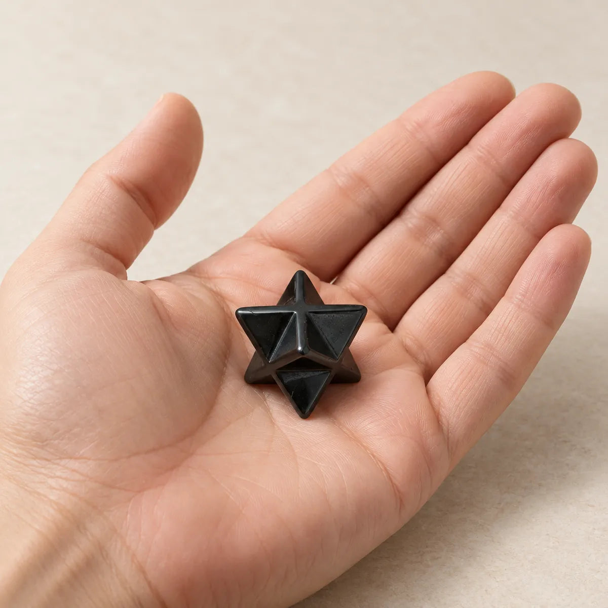 Merkaba in shungite, tenuta in mano