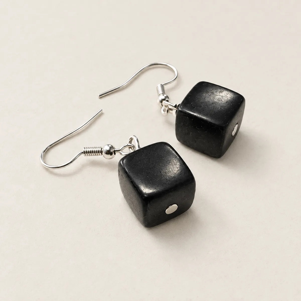 Paio di orecchini con cubetto nero e ganci argentati