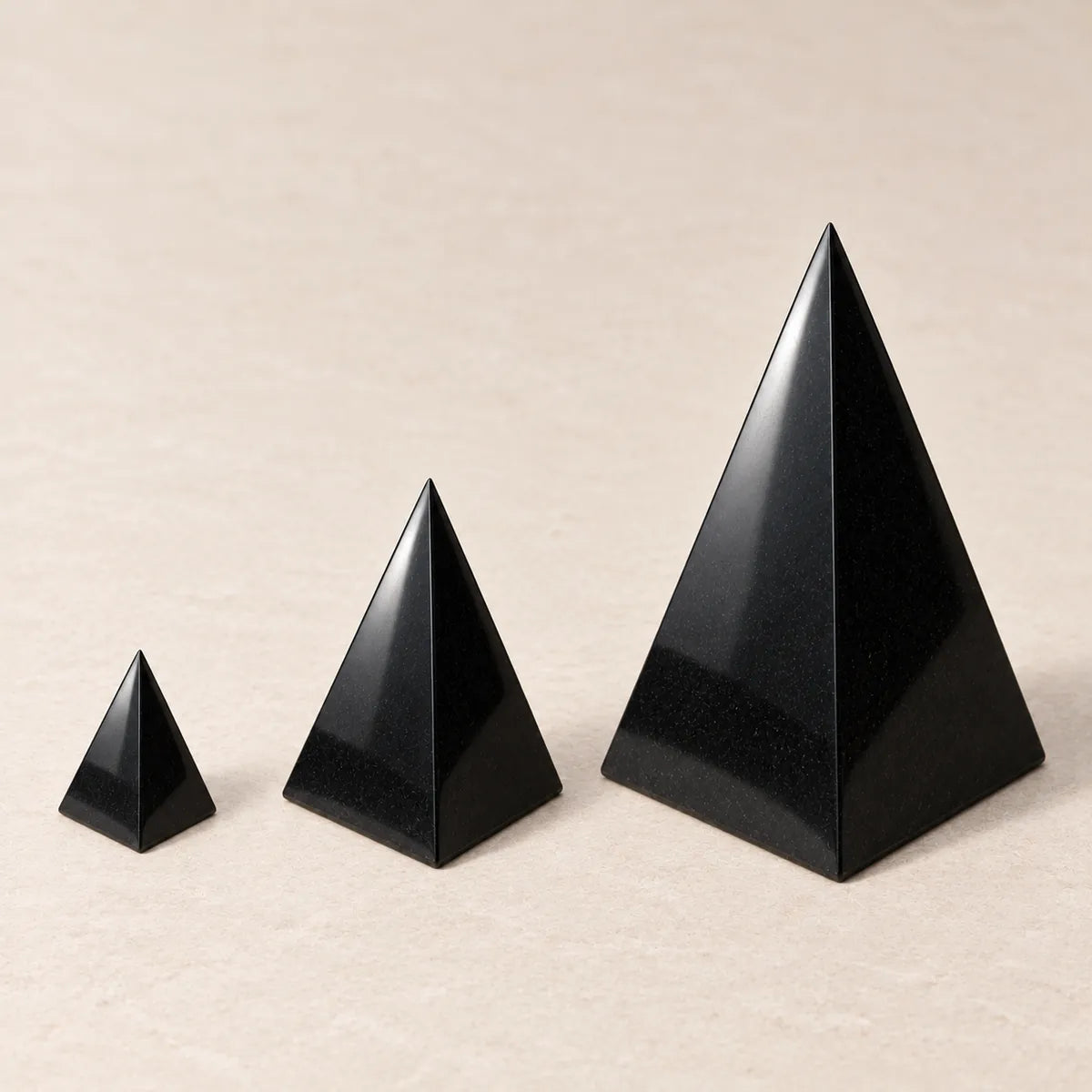 Piramide lucidata alta in shungite: tre misure a confronto, 3, 6 e 10 cm