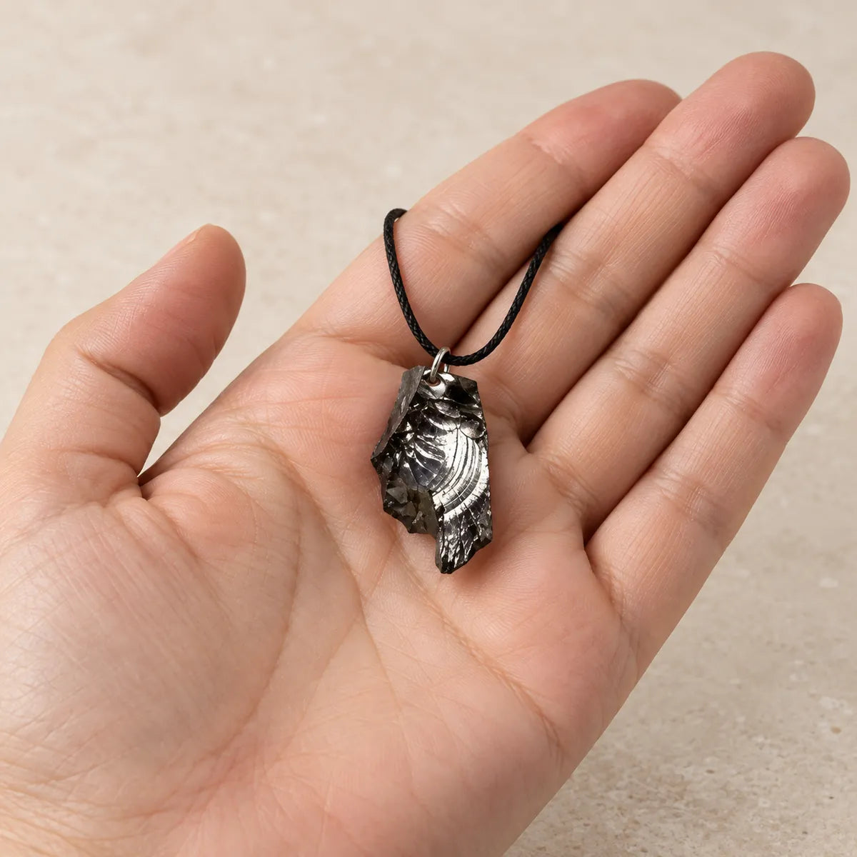 Pendente Cristallo in shungite, tenuto in mano