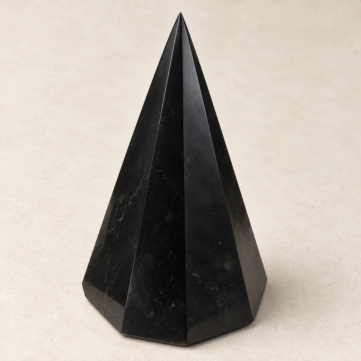 Piramide sfaccettata a otto lati in shungite nera