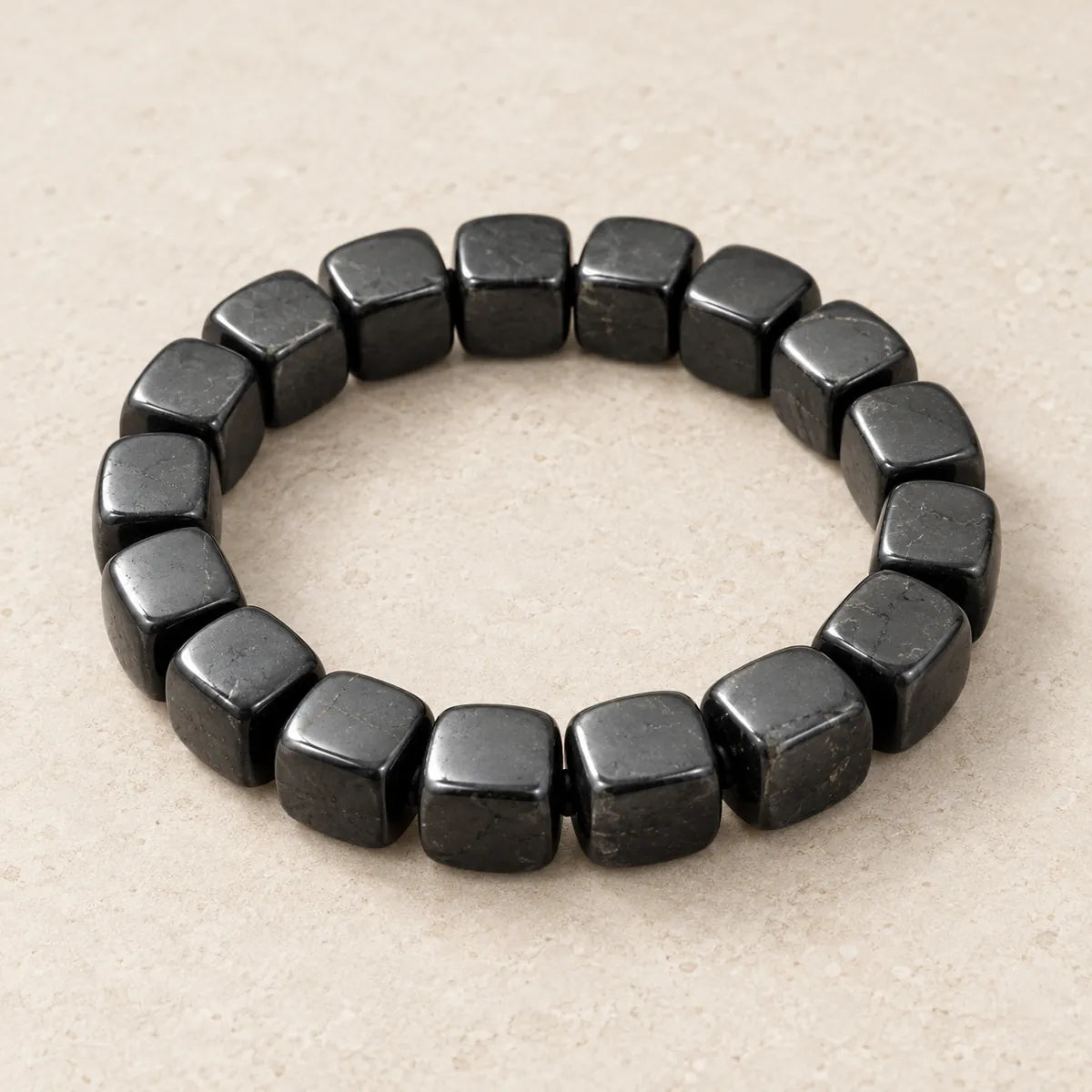 Bracciale Leader formato da elementi cubici in shungite