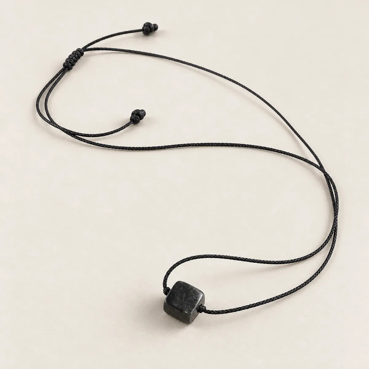 Pendente cubico in shungite con cordino nero regolabile