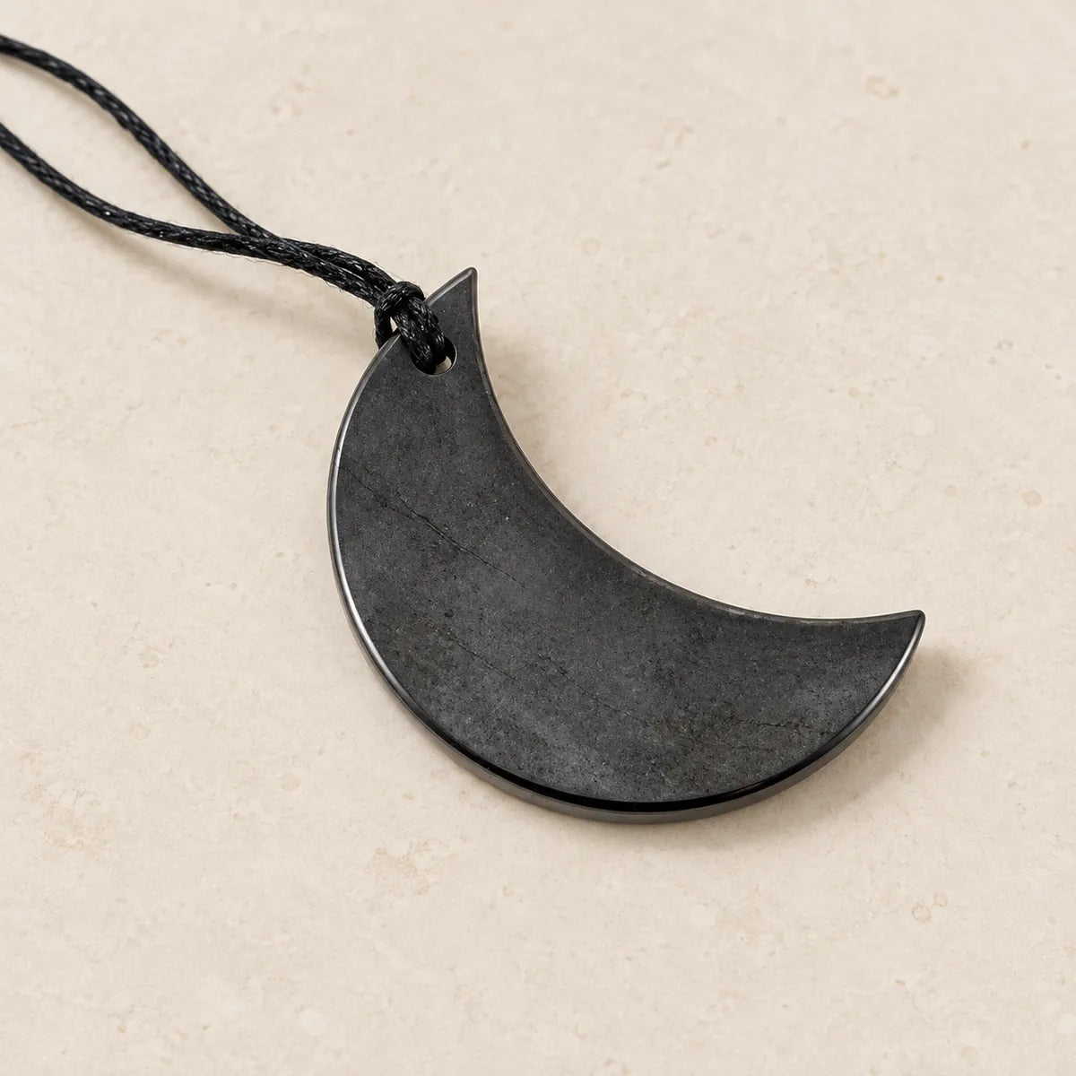Pendente a mezzaluna in shungite con cordino nero